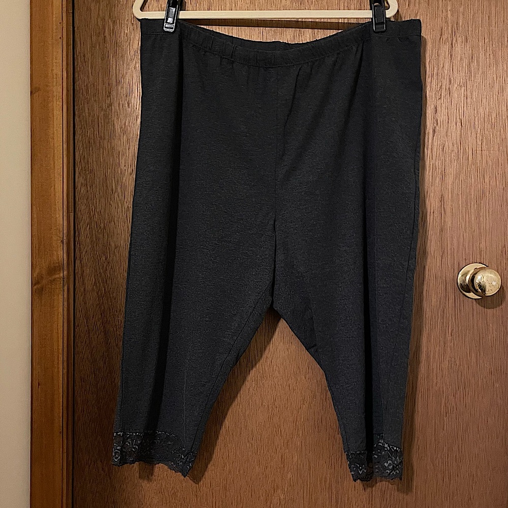 Woman’s Plus Size Roaman’s Capris